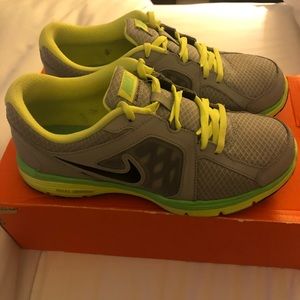 Nike Boys Running Shoe. Size 6.5Y or 8.5 in womens.